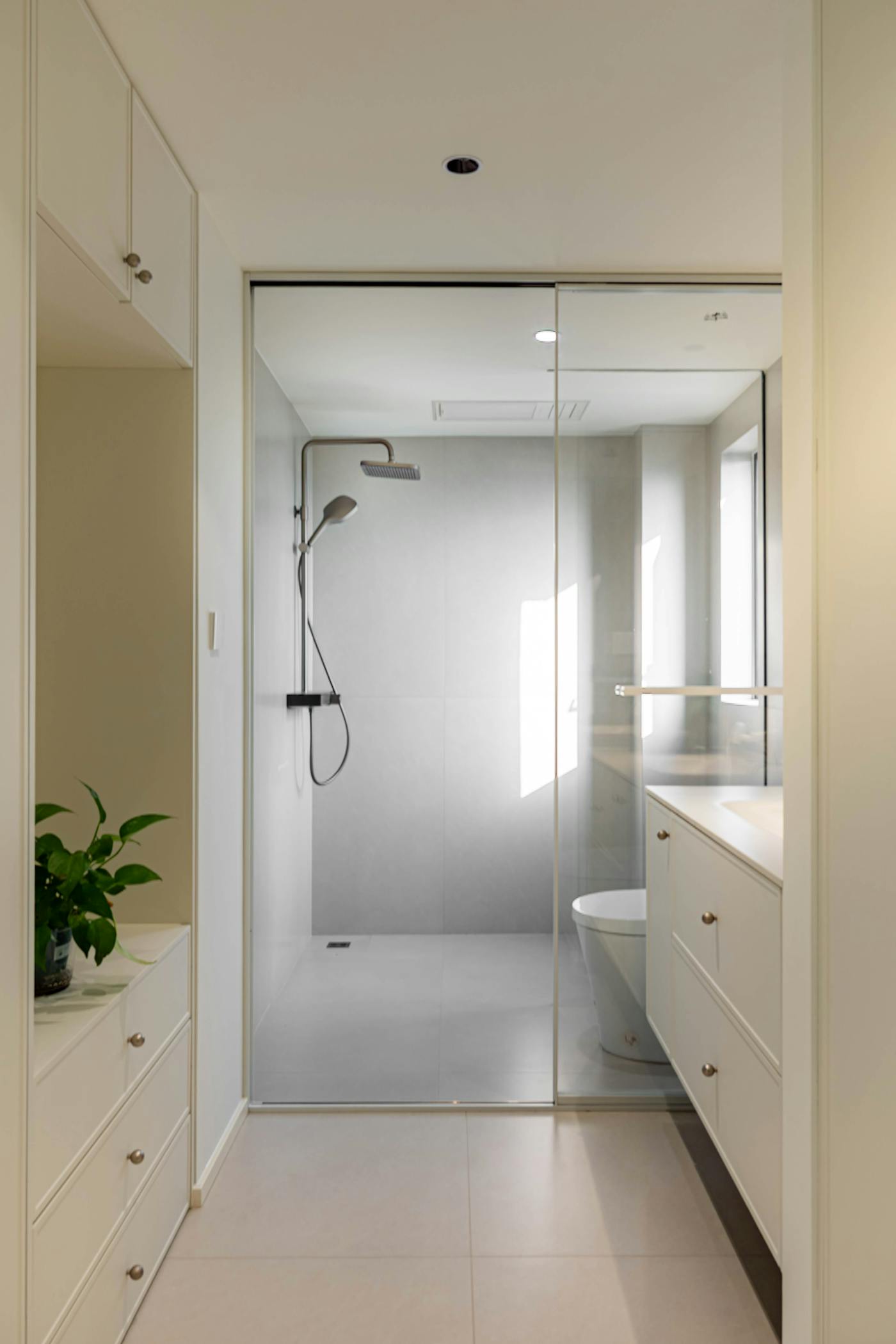Curbless Shower Guide: What It Is, What It Costs, and How a Zero-Threshold Shower Is Built